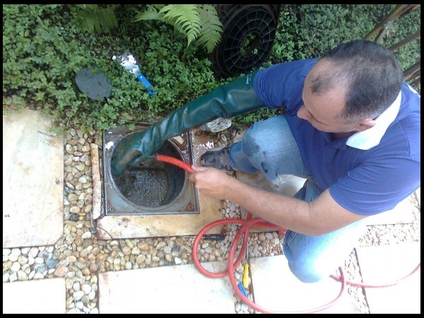 Limpeza de Caixa de Esgoto